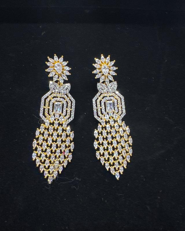 Diamond cocktail earring in yellow gold
