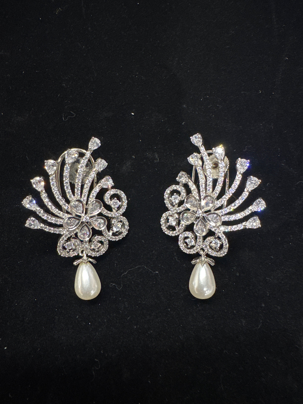 Diamond pearl fancy earring