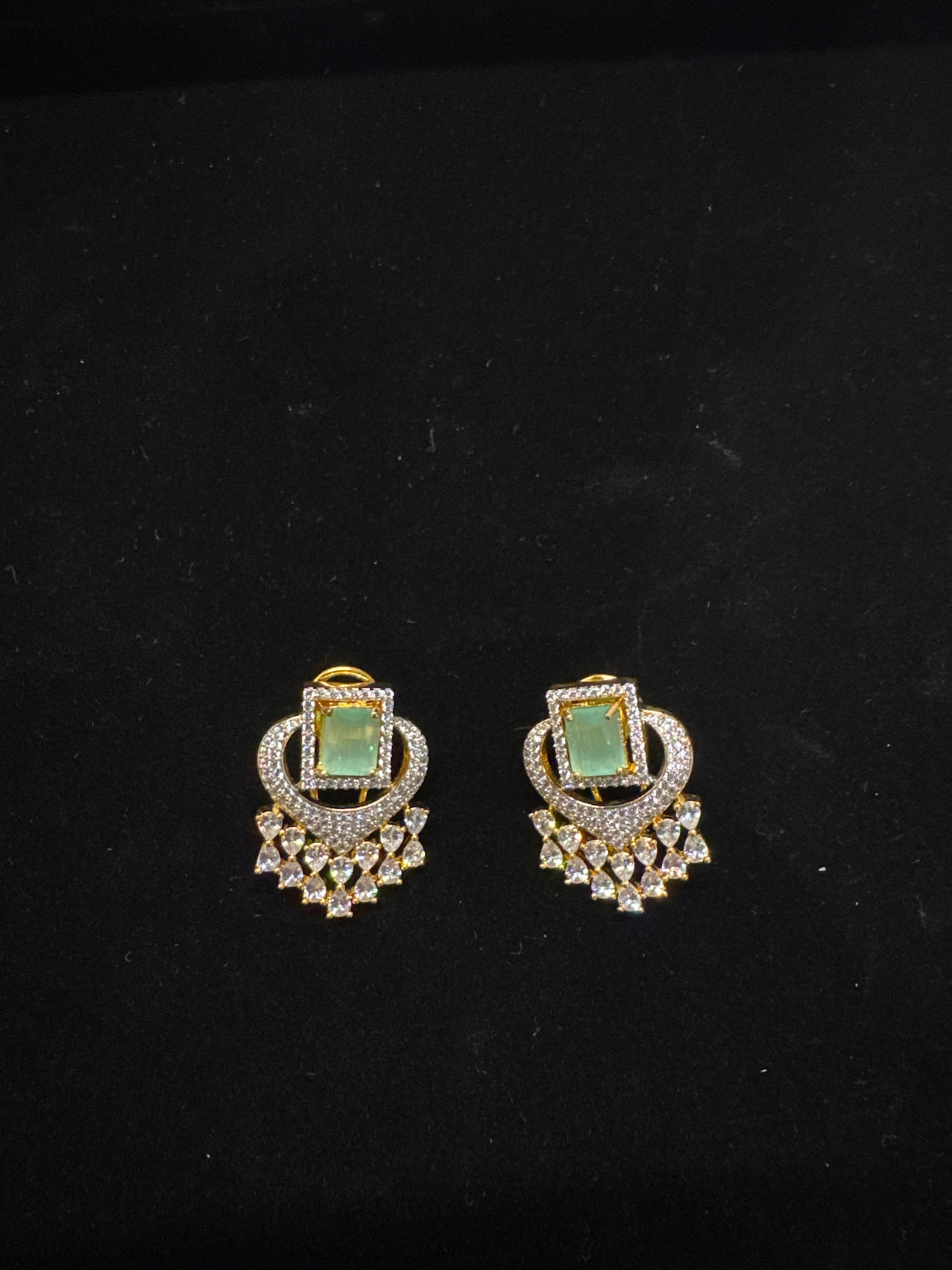 Light green gold and diamond earring