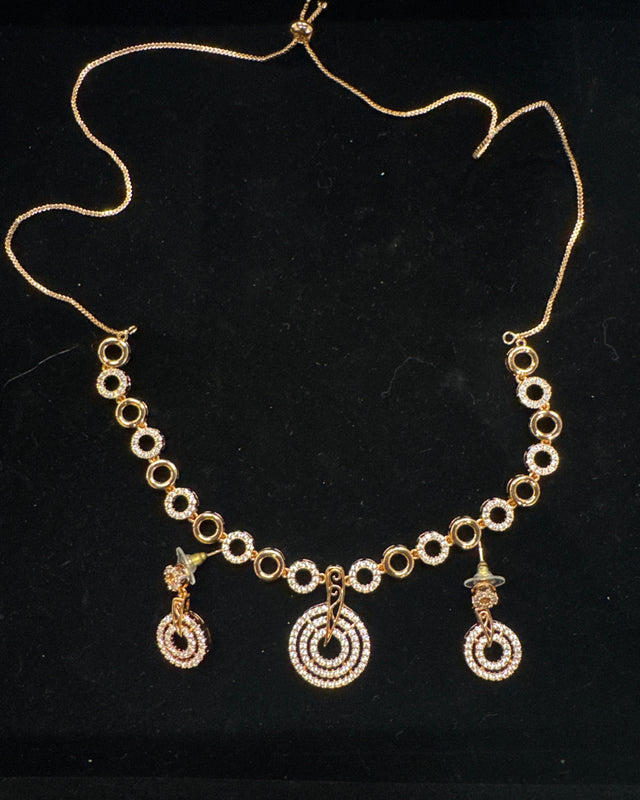 Round alternating diamond set in rose gold