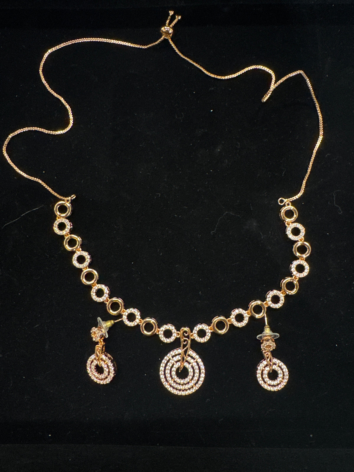 Round alternating diamond set in rose gold