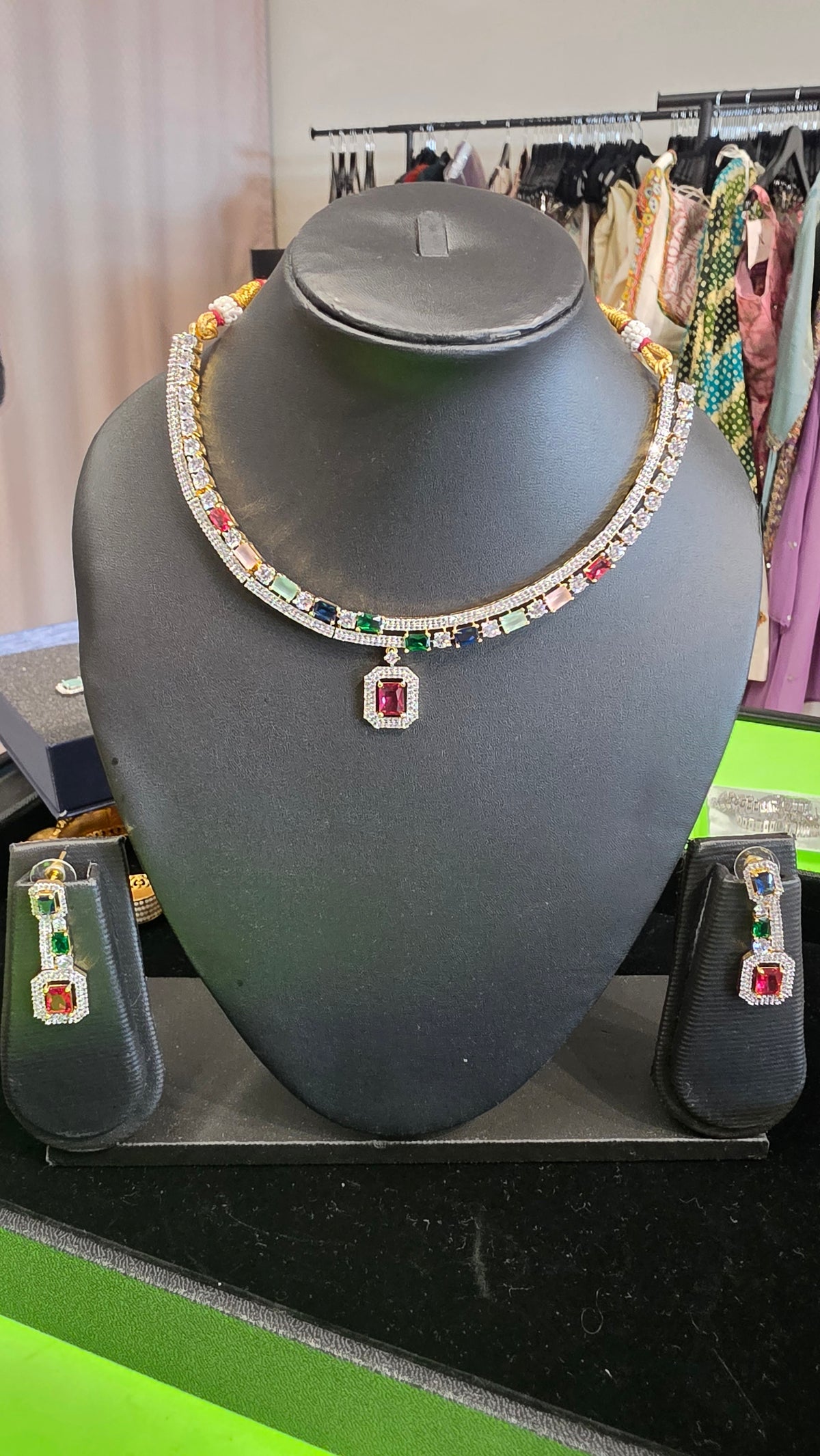 Multicolored crystal choker set in golden