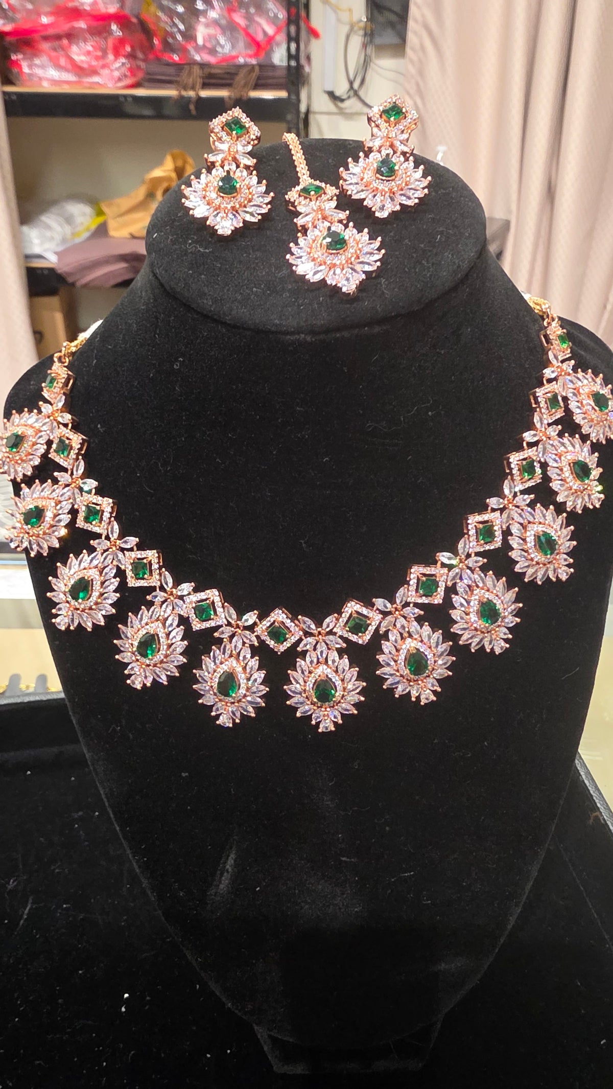 Emerald diamond necklace set with Mangtika in flower pattern