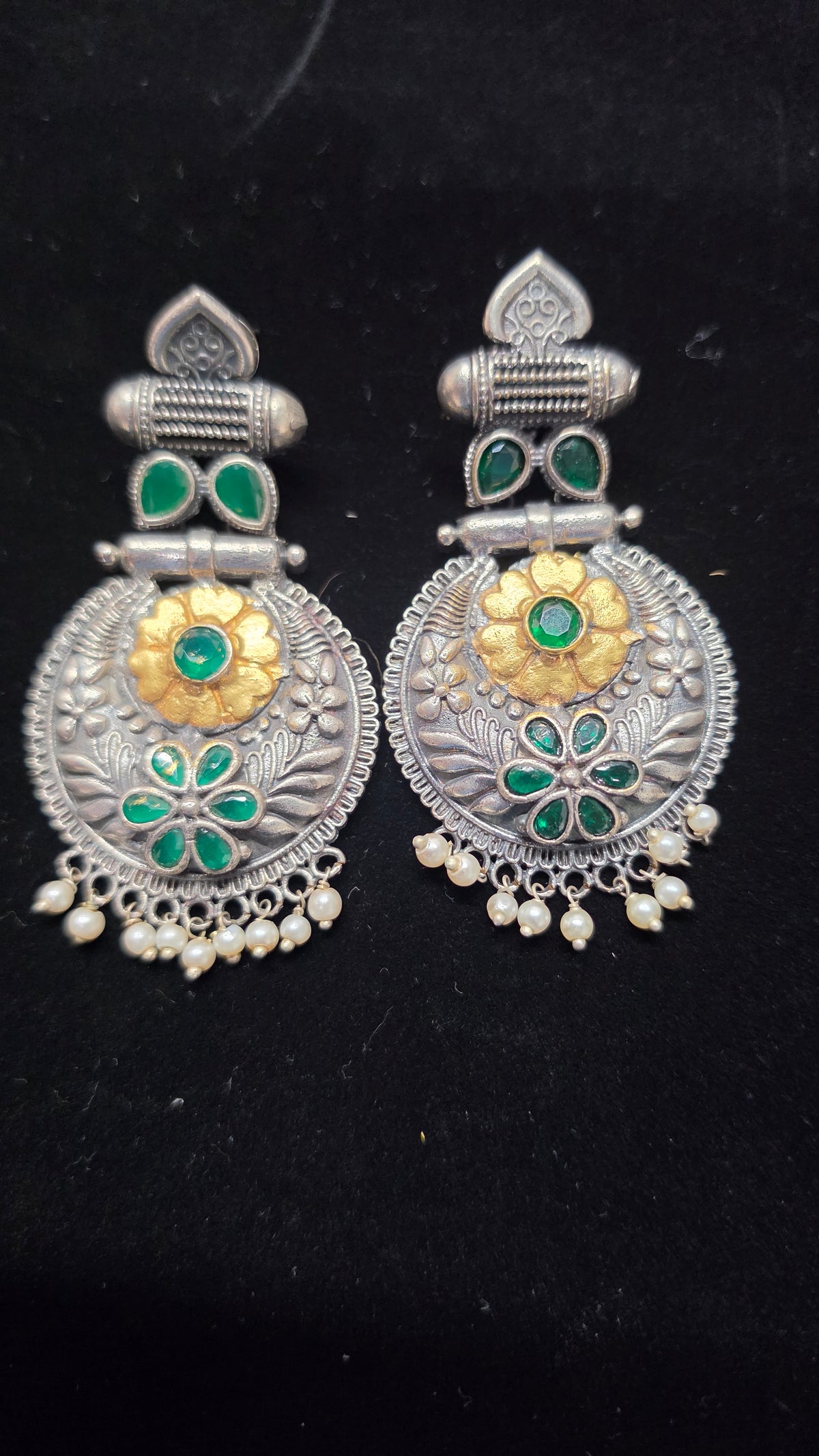Oxidized earring with green and gold