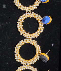 Round gold earing with white peral black/blue