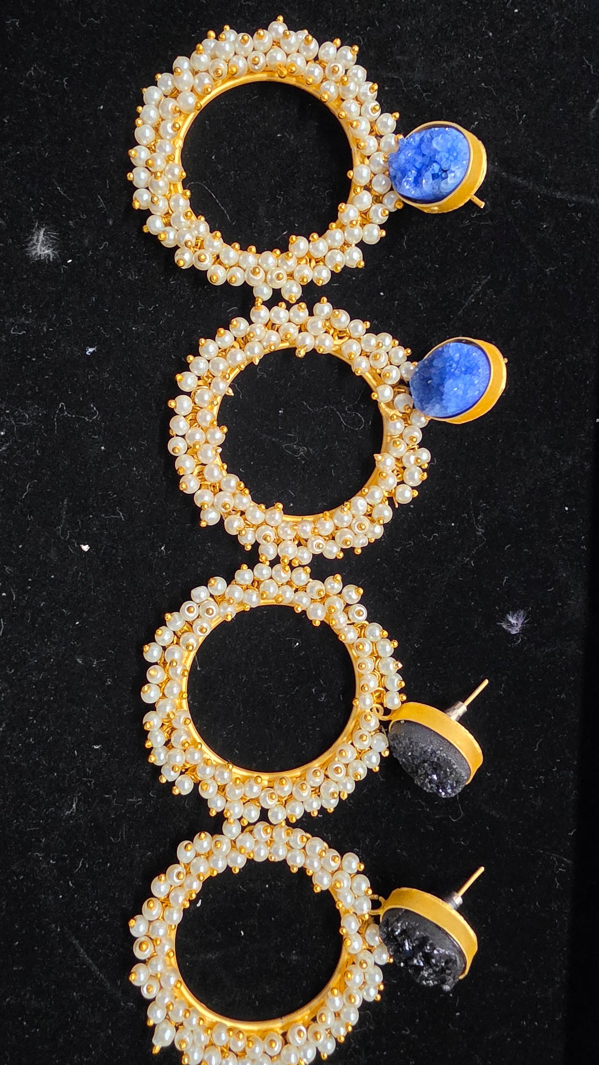Round gold earing with white peral black/blue
