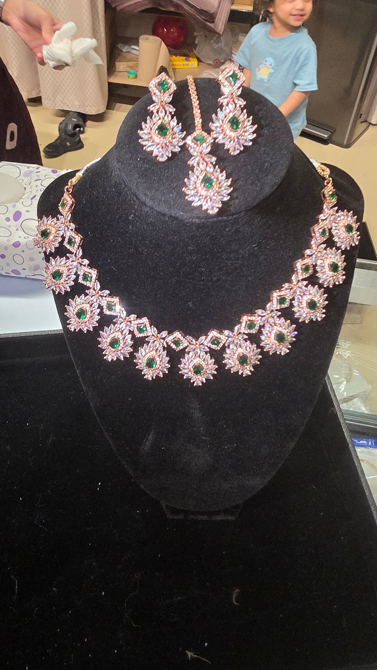 Emerald diamond necklace set with Mangtika in flower pattern