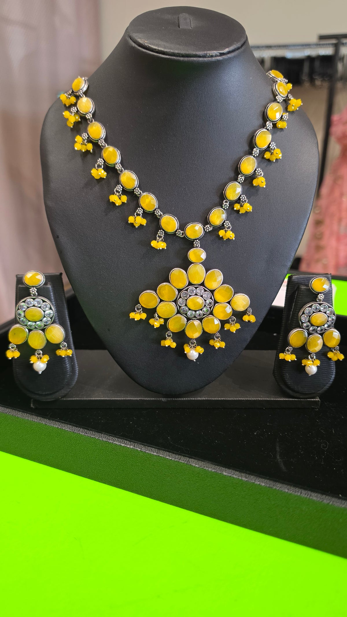 Oxodised stone necklace with earrings in lemon yellow