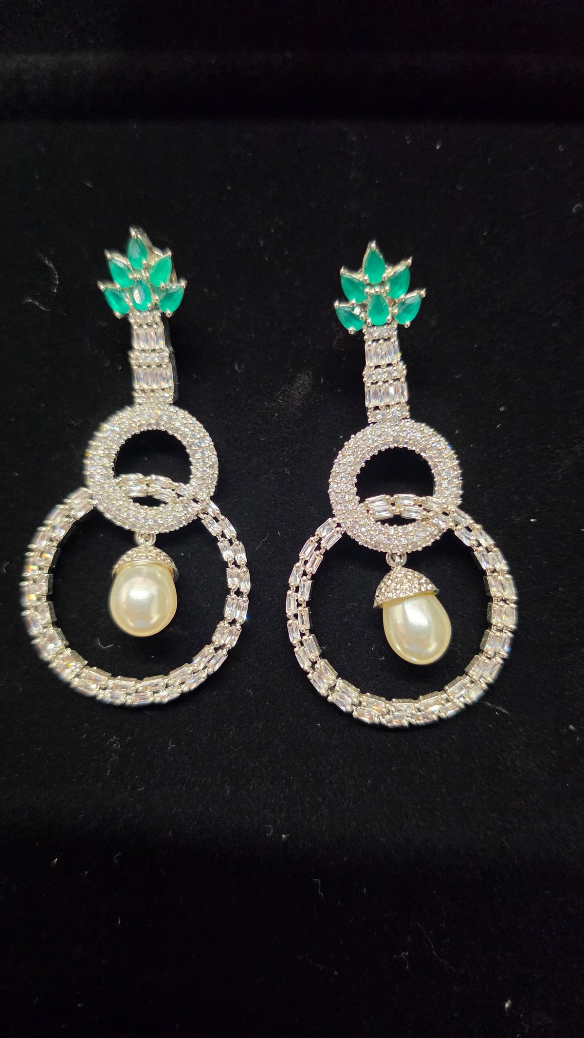 Diamond earing with peral in emerald