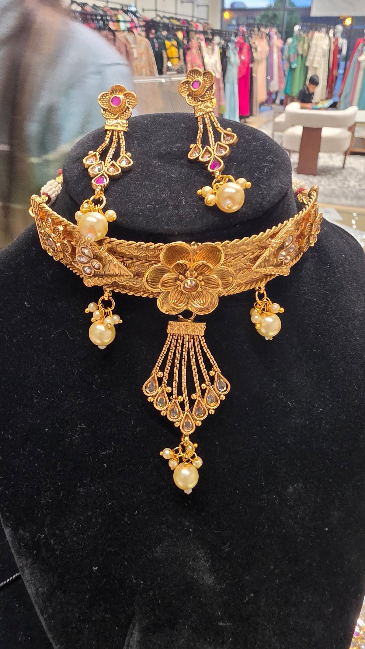 Golden choker with elongated flower Earring