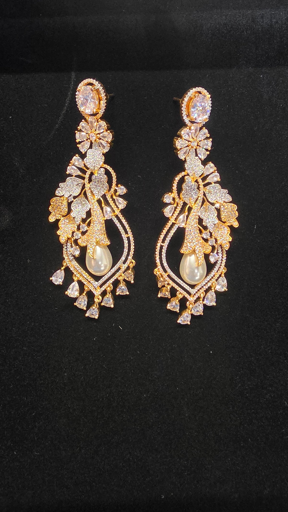 Long diamond  earring with pearl