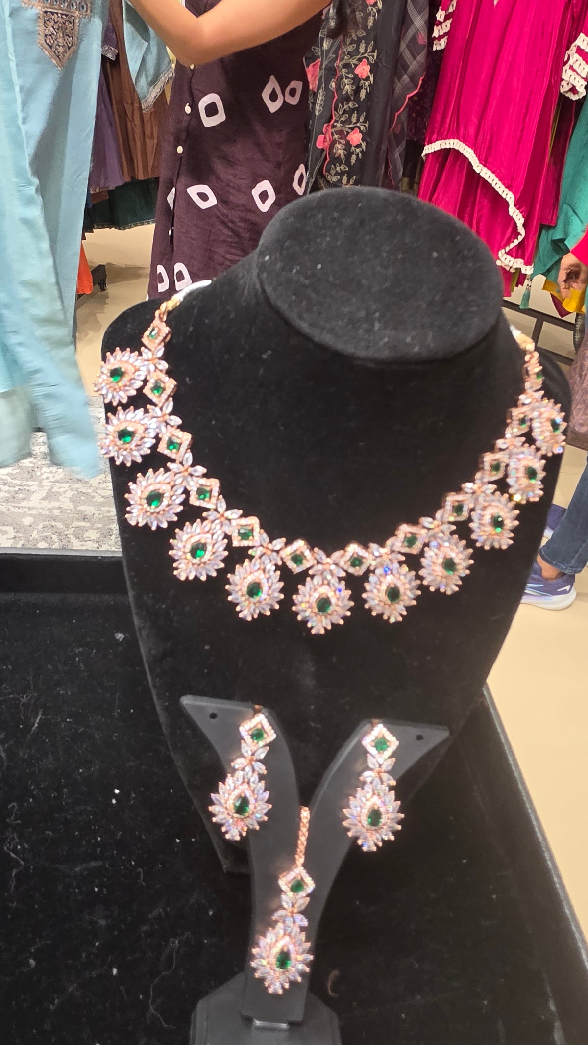 Emerald diamond necklace set with Mangtika in flower pattern