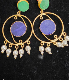 Spiral earring in gold with white beads