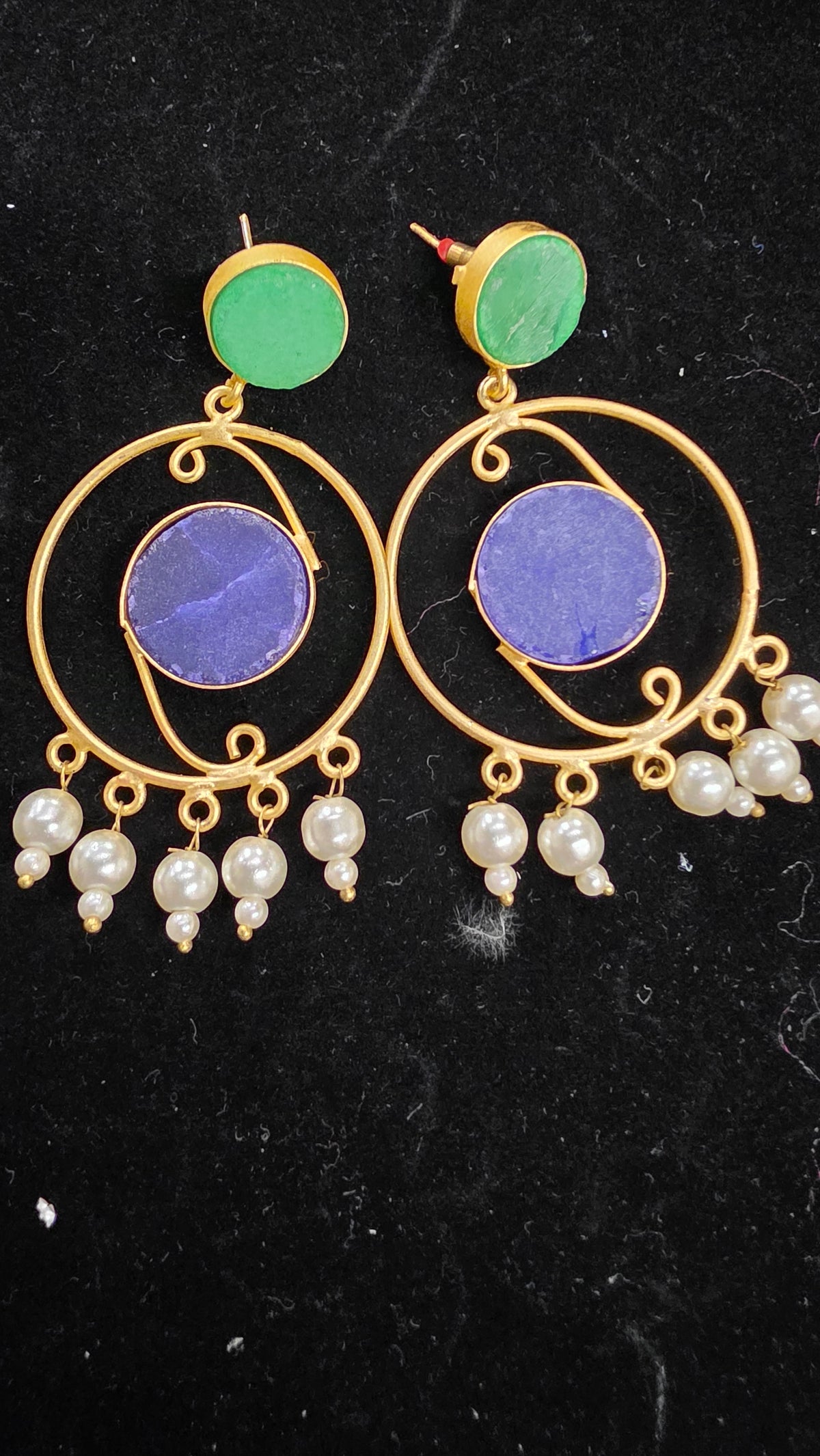 Spiral earring in gold with white beads